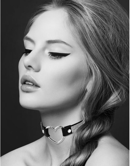 Collier en cuir noir SM avec bande de strass et coeur métal argenté 