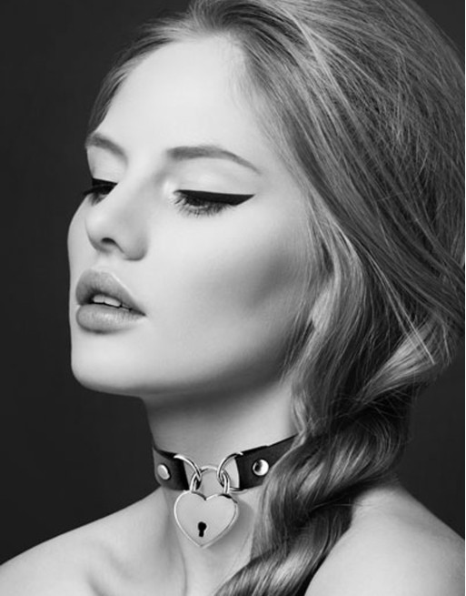 Collier en cuir noir SM avec pendentif cadenas coeur argenté 