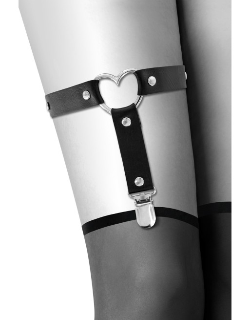 Jarretière noire avec coeur métal et rivets 
