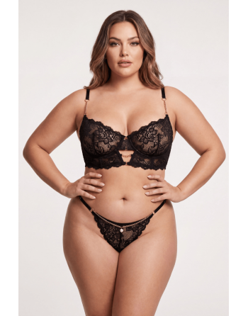 String noir en dentelle avec bijou et chaîne dorée