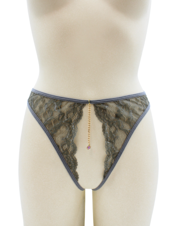 String gris avec bijou couleur aléatoire et chaîne dorée