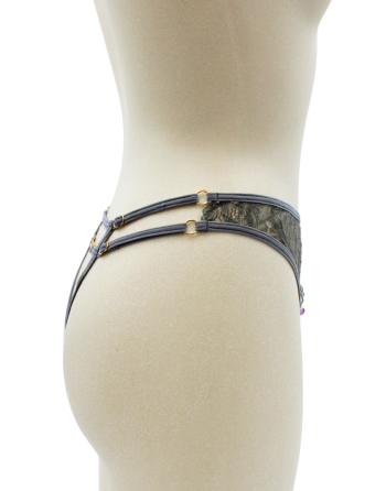 String gris avec bijou couleur aléatoire et chaîne dorée