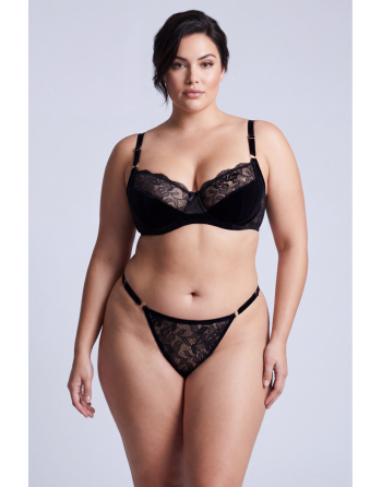 String noir en dentelle avec bijou cœur doré