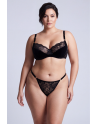 String noir en dentelle avec bijou cœur doré